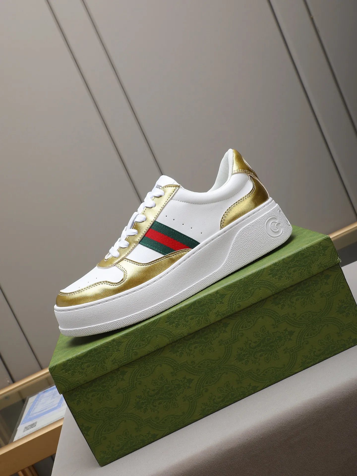 PP420 new men's shoes GUCCI fashion trend, made of first-layer calfskin➕breathable mesh lining! The foot feels super comfortable and the workmanship is impeccable. The original ultra-light outsole, size: 38-44 (45 customized), 5 colors to choose from!